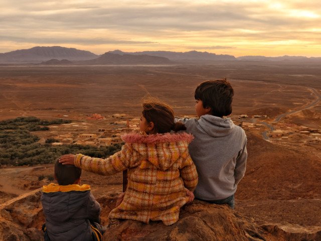 Children overlooking the village and its oasis © Tommaso Borroni
