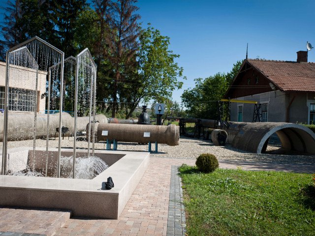 The outdoor section, the circuit of water: on the left various size and age water pipes leading to a 18th century street faucet, on the right various size sewage pipes, SOMES Water Company copyright, 2012