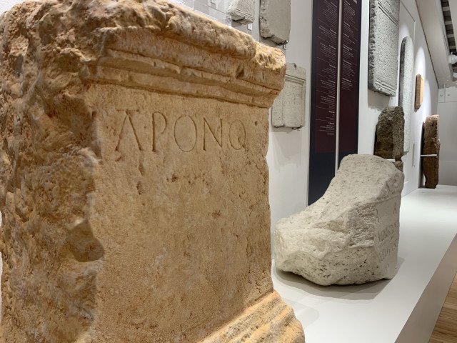 Altar with the inscription Apono