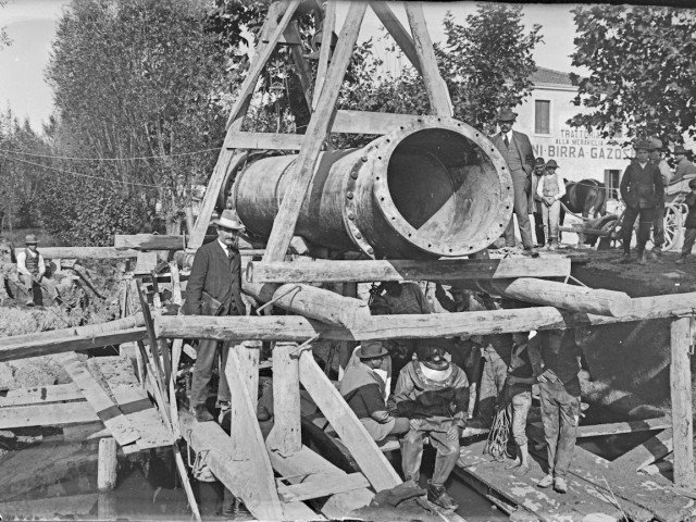 Laying the pipe, Venice Mestre. © Veritas, 1913-1915