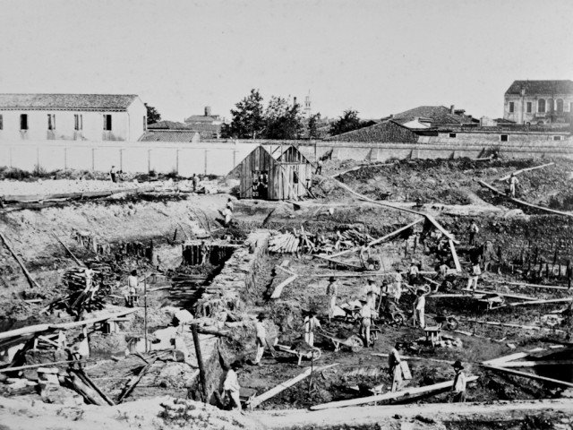 Excavations for construction of the main cistern for collecting water , Venice (S. Andrea). © Veritas, 1882.