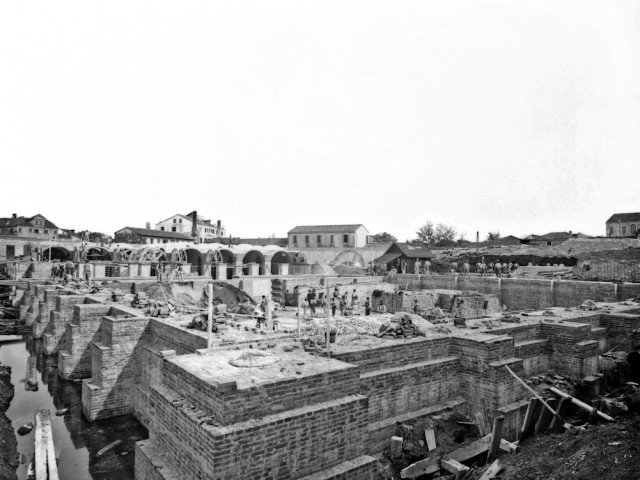 Construction of the main cistern for collecting water, Venice (S. Andrea).  © Veritas, 1882.