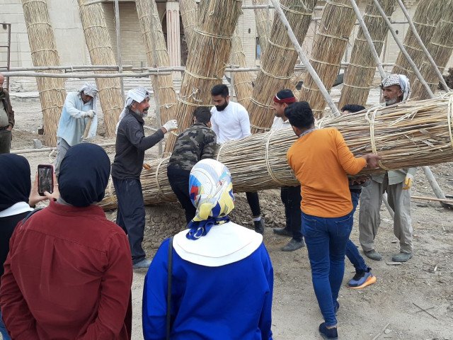 Students assist in construction of Mudhif reed house during Material Cultural Heritage Lab, 2021, Basra, Iraq (Rashad Salim / © Safina Projects, 2021)