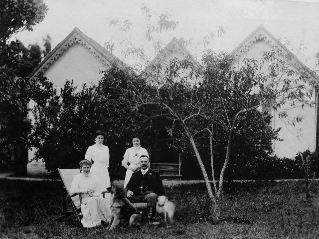 Familia Nancollas casa amarilla