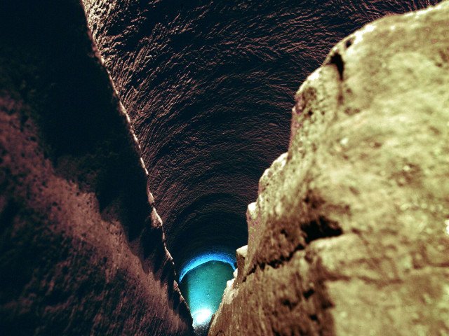 The well seen from the Etruscan “pedarole” tunnel, © Marco Sanpietro / Pozzo della Cava, 1996