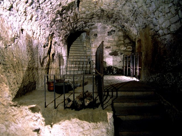 The cave of the “butto” pits for rubbish, cave "D", © Massimo Achilli / Pozzo della Cava, 2000