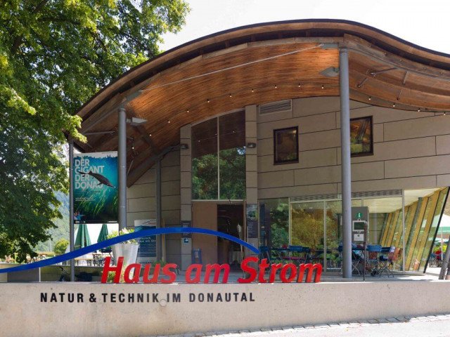 The environmental station Haus am Strom has the architecture of a wave