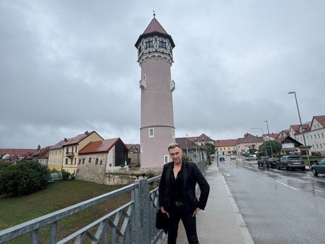 Stefano Cagol in front of Posavski muzej Brezice. Credits: Stefano Cagol
